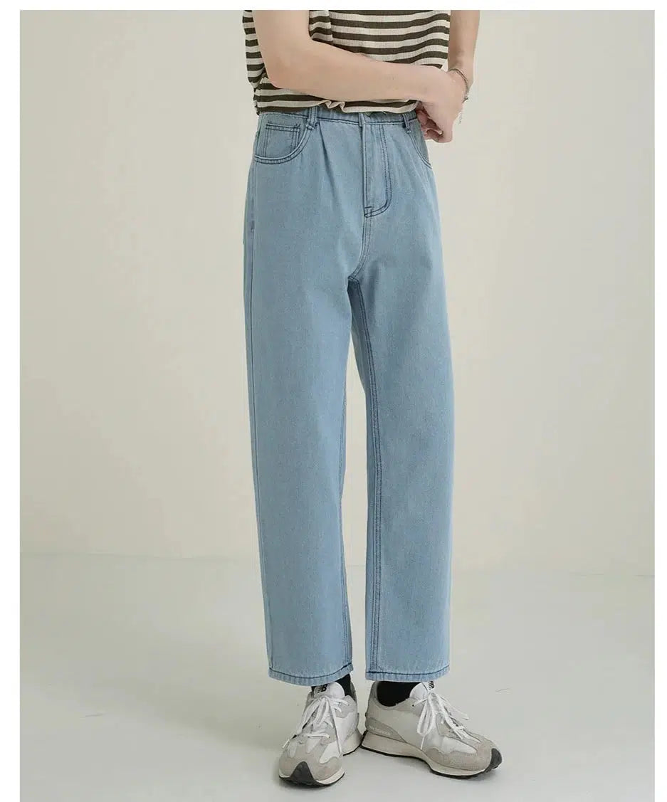 Acid - wash women jeans with a retro finishLight Blue Cropped Jeans