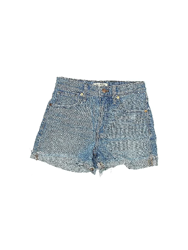 Plus Size Women's Drawstring Linen - Blend Shorts in Beige for a Relaxing VacationMid-Rise Denim Shorts in Light Wash